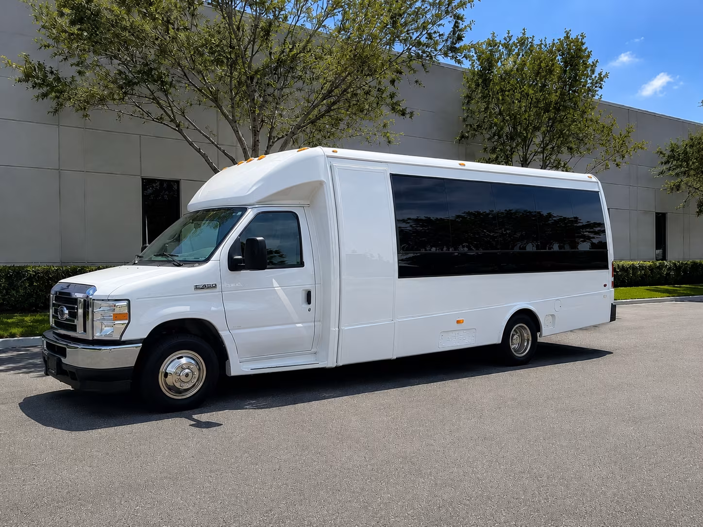 airport transfer buses for corporate teams flying through logan or worcester